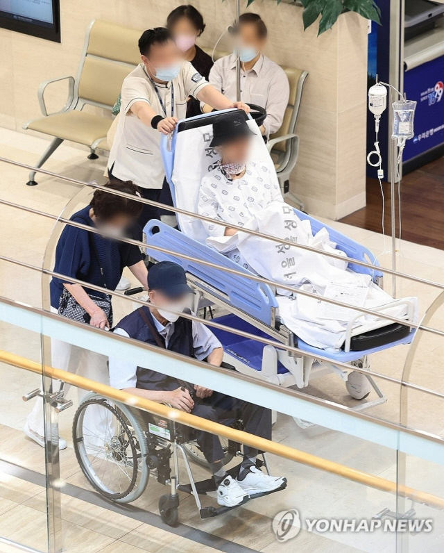 대한의사협회(의협)가 주도하는 범의료계 대책위원회(범대위)가 출범을 앞두고 내부 진통을 겪고 있는 가운데 20일 오후 서울 시내 한 대형병원에서 환자들이 이동하고 있다. [연합뉴스]